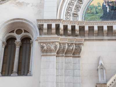 La parte centrale, delimitata da alte lesene sovrapposte con elaborati capitelli...